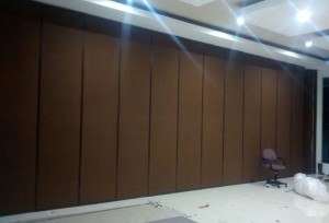 partisi lipat sebagai solusi utama sebuah ruangan
